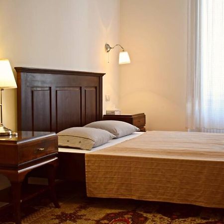 Central Budapest Apartment In Historical Building With Free Private Parking Exterior photo