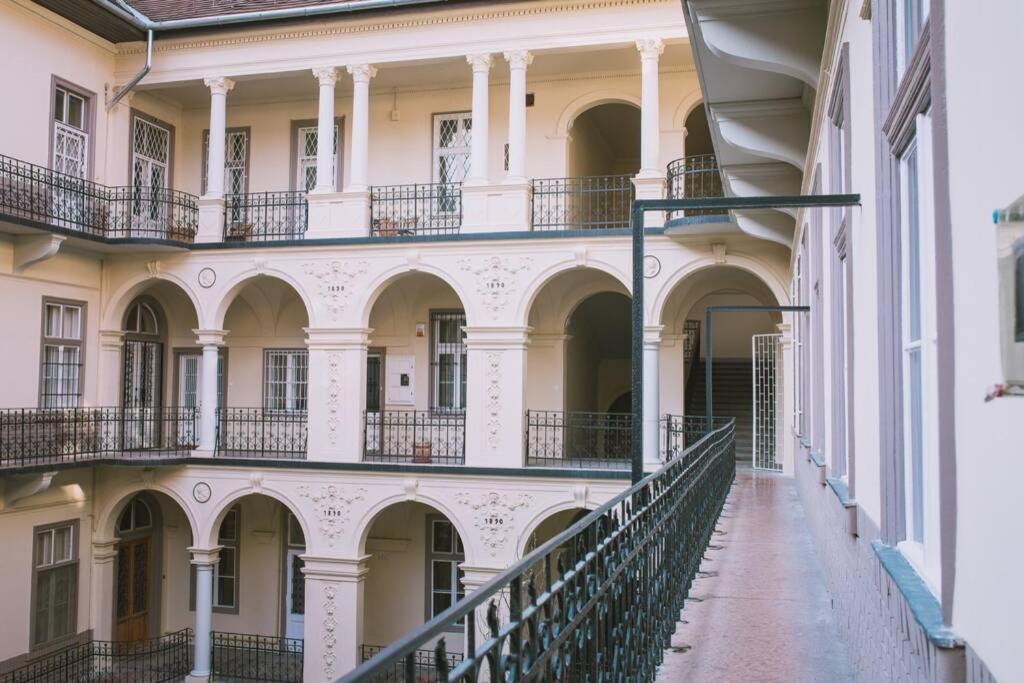 Central Budapest Apartment In Historical Building With Free Private Parking Exterior photo